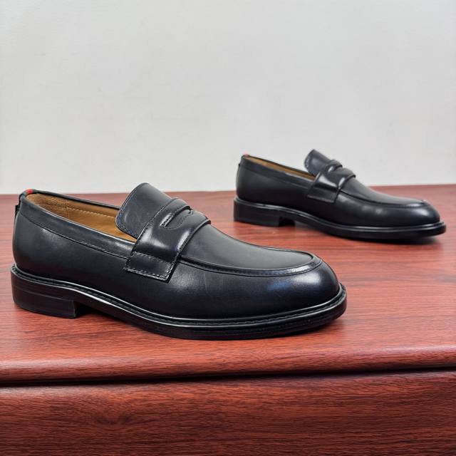 Gucci New Men's Solid Color Leather Loafers! These elegant loafers are crafted f