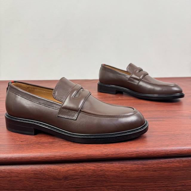 Gucci New Men's Solid Color Leather Loafers! These elegant loafers are crafted f