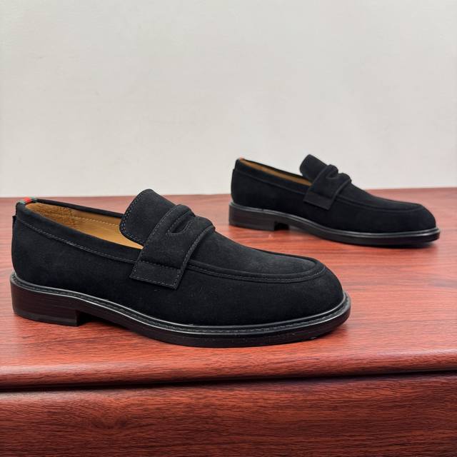 Gucci New Men's Solid Color Leather Loafers! These elegant loafers are crafted f