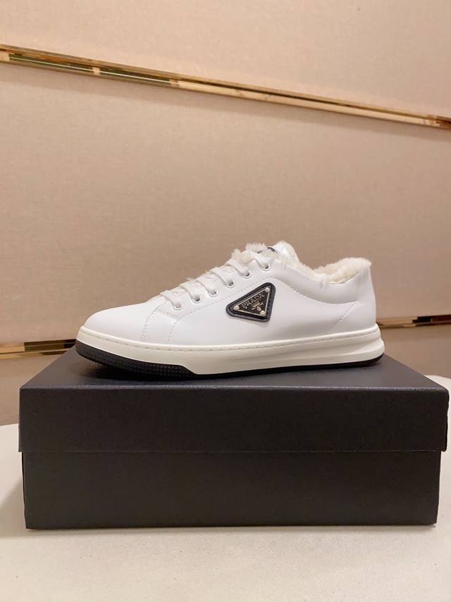 Factory Price p Prada's latest model, synchronized with the official website. T