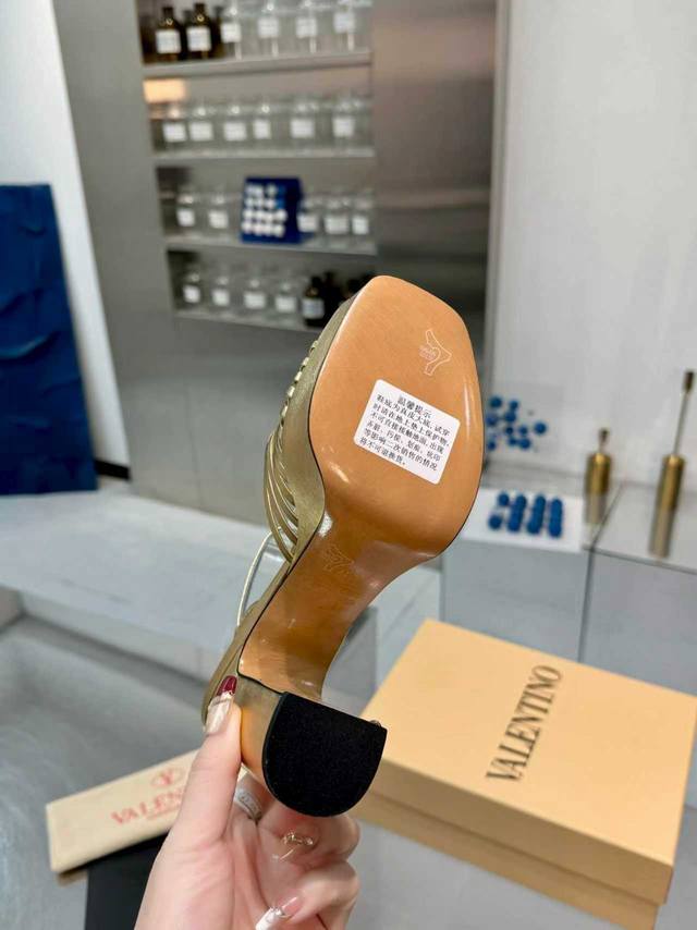 Factory Price: Top-tier Valentno newcomer model! 2025Ss latest metal logo wedge