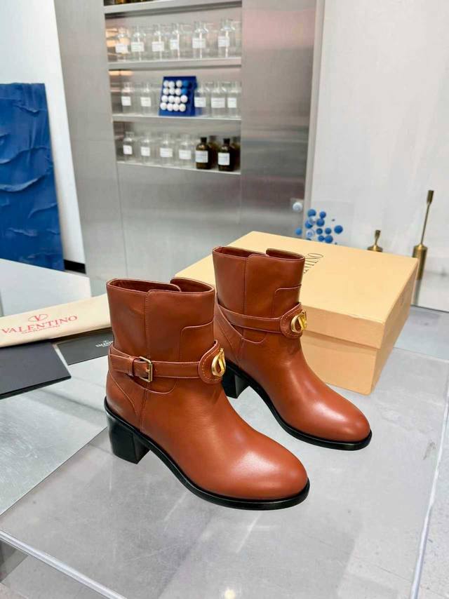 Factory Price: Top-tier Valentno replica! 2025Ss latest metal logo, 1:1 top-tier