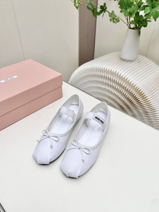Miu Miu 2026 Early Spring Collection in PP leather, kitten heel ballet flats cr