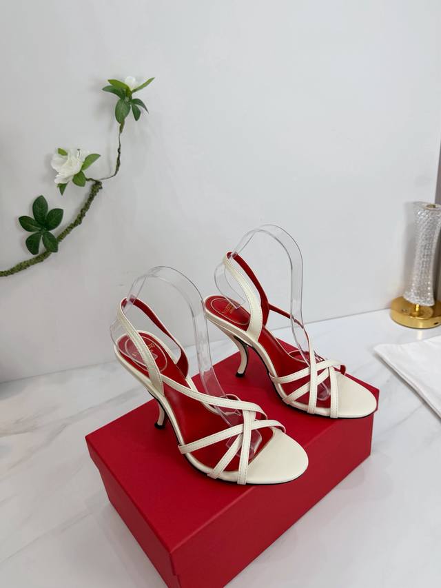 Factory direct. Valentino 2026 Spring/Summer new arrivals. Valentino Garavani's