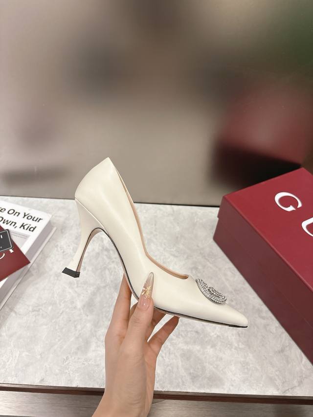 Early Spring High-Version Gucci Shoes. Double G buckles with crystal rhinestones