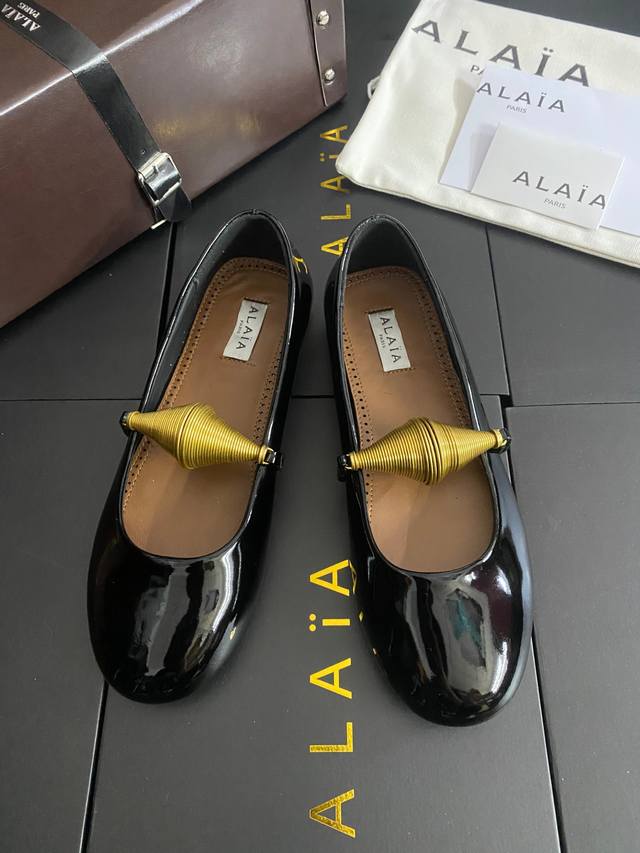 Black Alaia runway style flat ballet flats! Sweet and cool ballet style, a supe