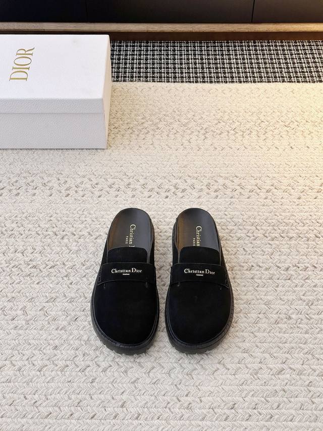 26Ss New Platform Sandals A relaxed yet sophisticated piece. This style features