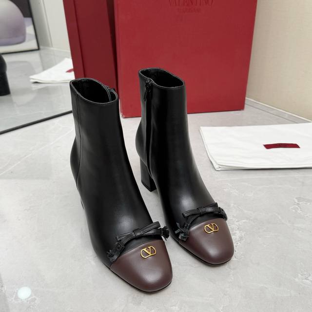 Valentino Fall/Winter 2025 New Arrival - Simple and Stylish Ankle Boots. Perfec