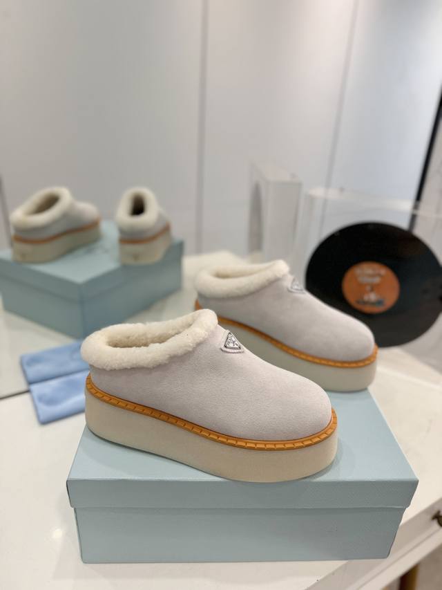 Factory direct price Prada snow boots. Keep you warm all winter long. Classic p