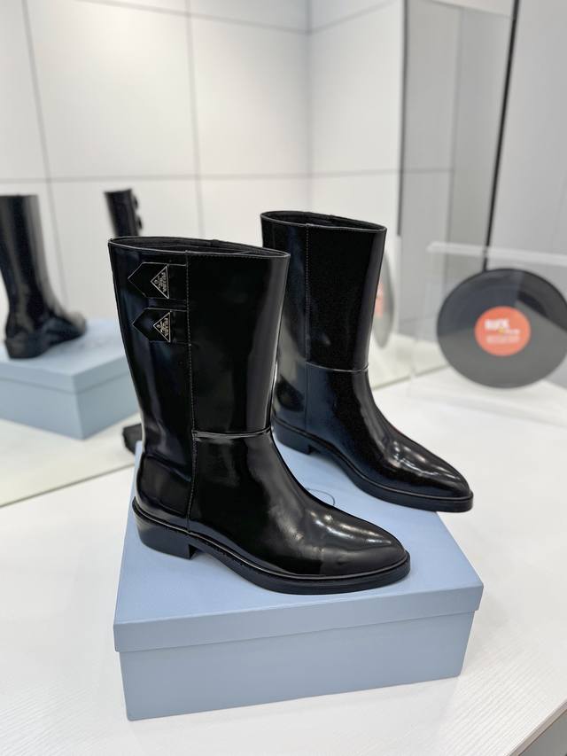 Factory price, new autumn/winter Prada pointed toe double buckle slip-on boots.