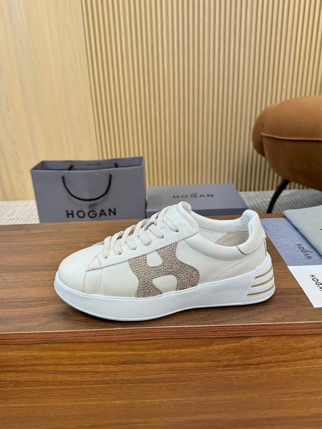 The Hogan classic sneakers blend elegance and modernity, featuring a rich color