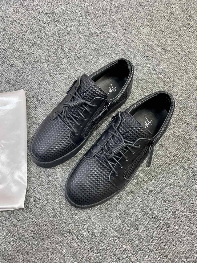 Custom-made, low-top black! Latest and highest quality version! Newly molded an