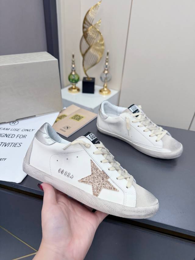 Factory Price (pp) The most classic star-patterned distressed sneakers. Golden