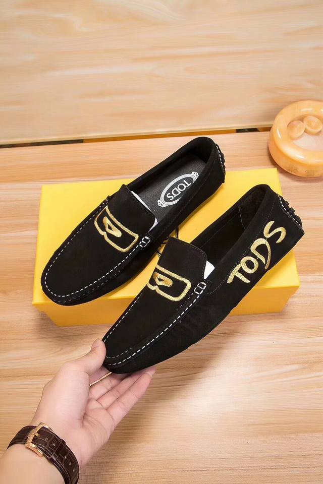 This is a high-end, best-selling Tod's official website driving shoe. The upper