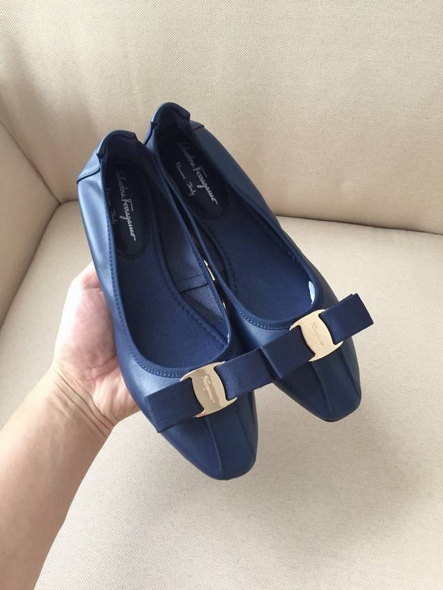 Factory direct price women's shoes, sports shoes, original Ferragamo style. Mad