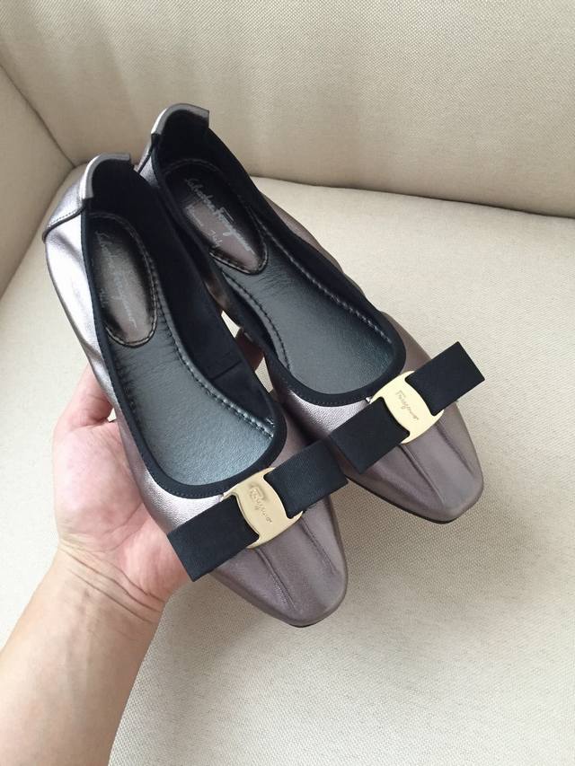 Factory direct price women's shoes, sports shoes, original Ferragamo style. Mad