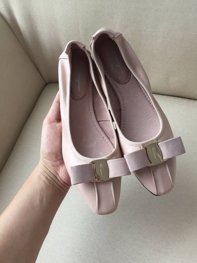 Factory Price p Women's Sports Shoes Original Ferragamo Material Made with Mixed