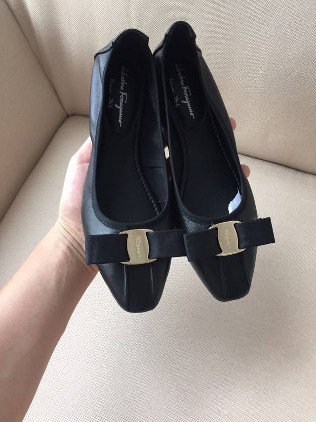 Factory Price p Women's Sports Shoes Original Single-Purpose Ferragamo Material