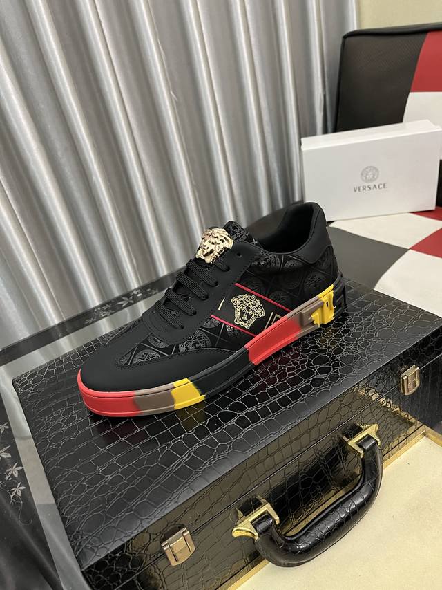 Factory Price (pp): Versace men's newest and hottest casual shoes. Top-tier luxu