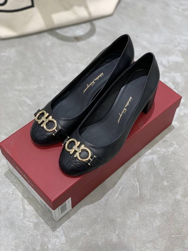 Factory price In stock Sf Ferraga*O Round toe Horseshoe Buckle Chunky Heel Matte