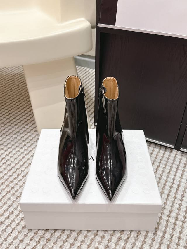 Retailer-grade Hidem* New Arrival Pointed Toe Boots | Cool and sophisticated on