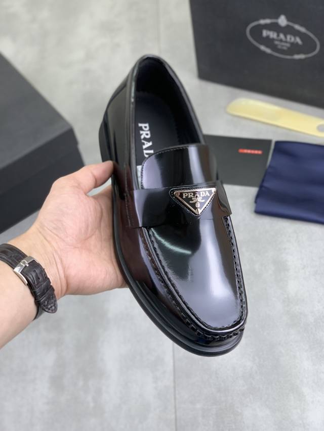 Factory price, genuine Prada water-dyed calfskin lining, original quality. Prada