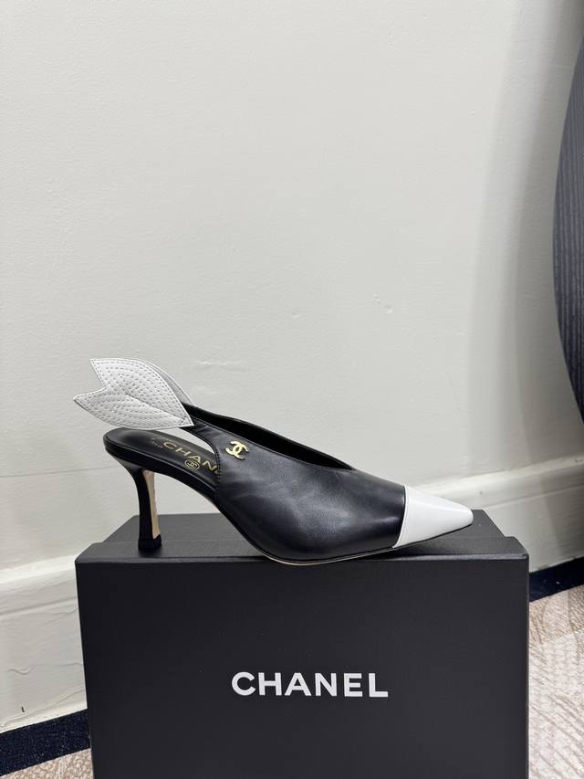 Size:35-39 40.41 (Sizes available) Chanel 25A M