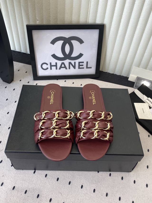 Chanel Early Spring New Chain Slippers. Exquisite and three-dimensional, shimmer