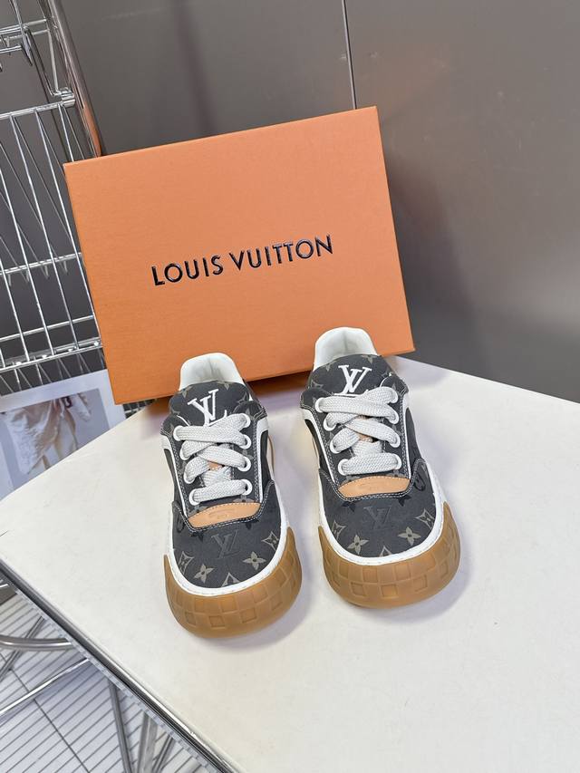 Louis Vuitton's latest couple's biscuit shoes/casual shoes. Many celebrities and