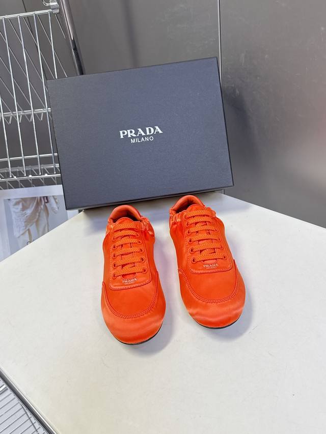 Prada's latest retro casual shoes, German training shoes. Recommended by many c