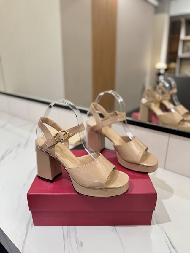 Factory Price (pp): Valentino's latest high-heeled chunky sandals, celebrity sty