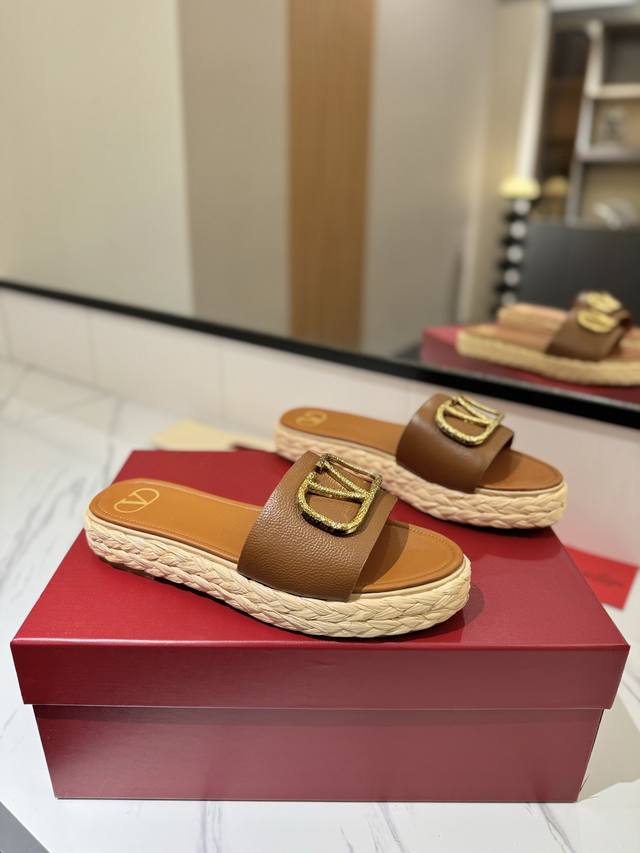 Factory Price (pp): Valentino Spring/Summer New Women's Sandals. The unique V-sh