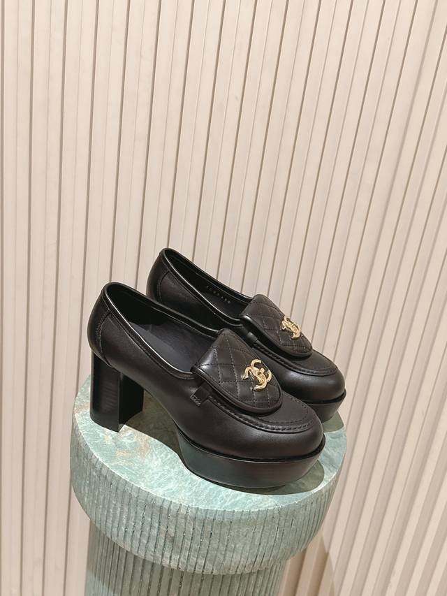 Top Version: :Chane*26Ss Retro Backpack Loafers with Gold Buckles The upper feat