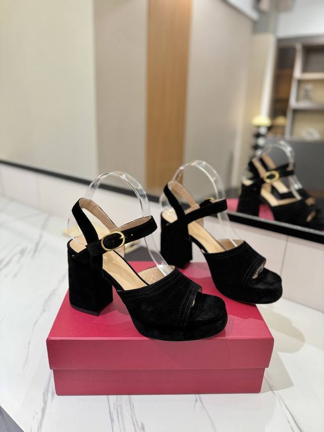 Factory Price (pp): Valentino's latest high-heeled chunky sandals, celebrity sty