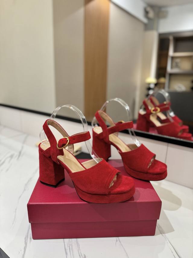 Factory Price (pp): Valentino's latest high-heeled chunky sandals, celebrity sty