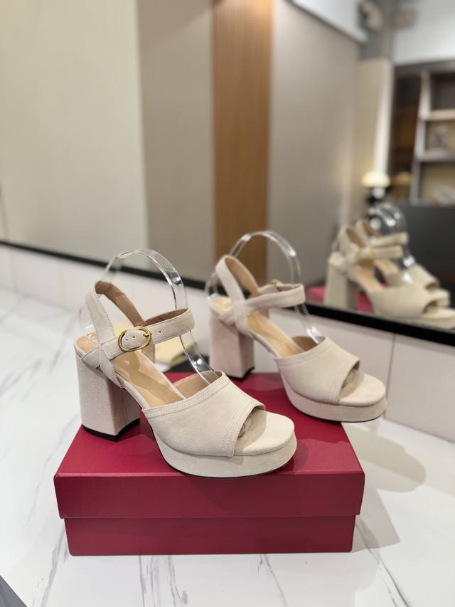 Factory Price (pp): Valentino's latest high-heeled chunky sandals, celebrity sty