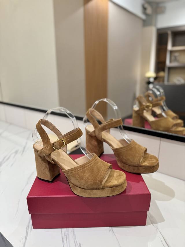 Factory Price (pp): Valentino's latest high-heeled chunky sandals, celebrity sty