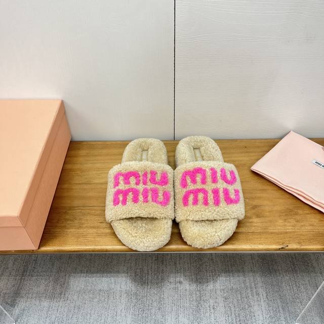 High-quality Miumiu sheepskin flat sandals, new autumn/winter style. These real