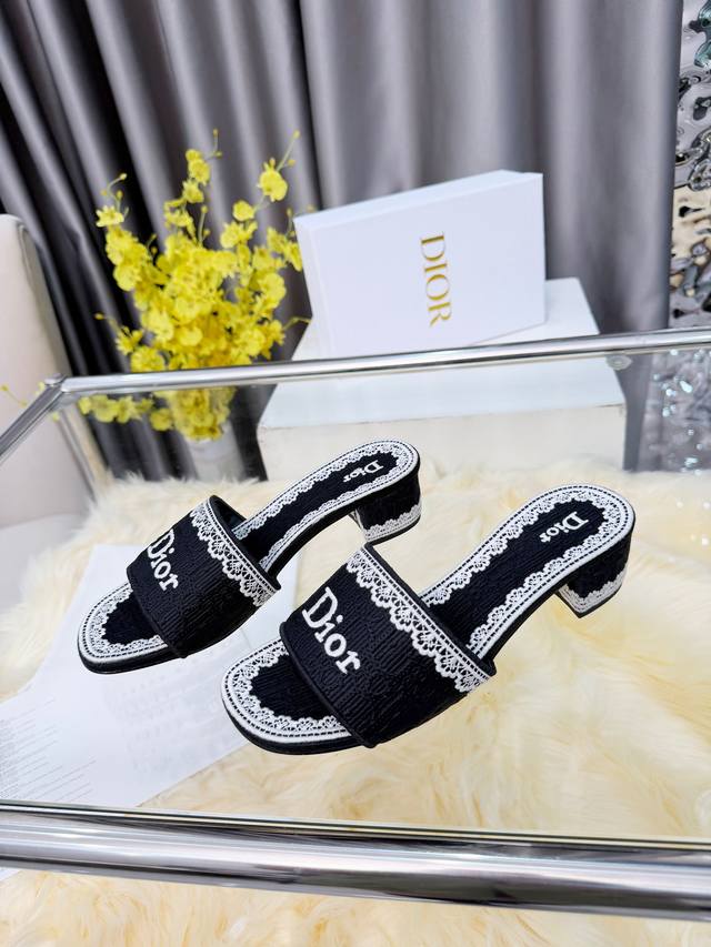 Dior Spring/Summer 2026 Mid-Heel Sandals, exquisite and elegant. The 5D design o