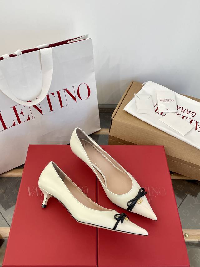 Dongguan-made Valentino color-blocked bow pointed-toe high heels. Top-quality p
