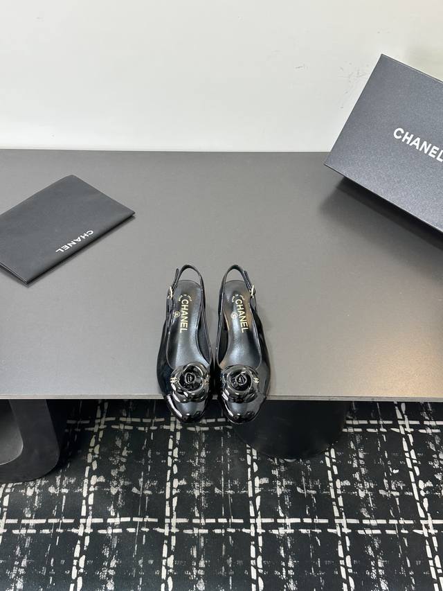 26Ss Early Spring New Arrival Chanel Mini Sandals with Low-Heel Camellia Patchwo