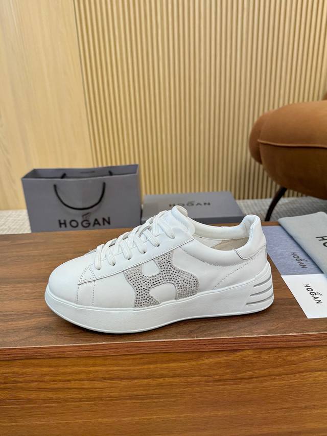 Hogan classic sneakers blend elegance and modernity. Rich color combinations and