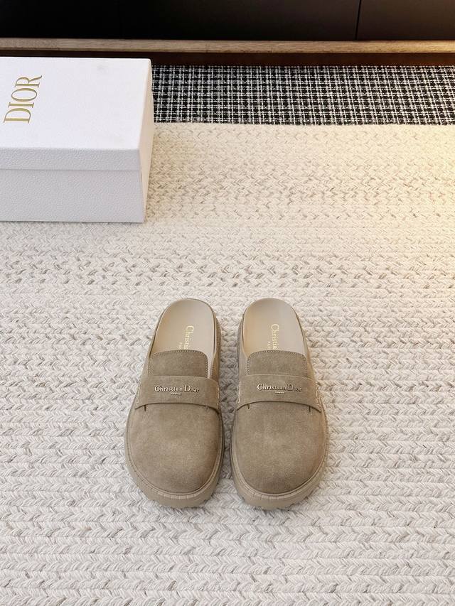 26Ss New Platform Sandals A relaxed yet sophisticated piece. This style features