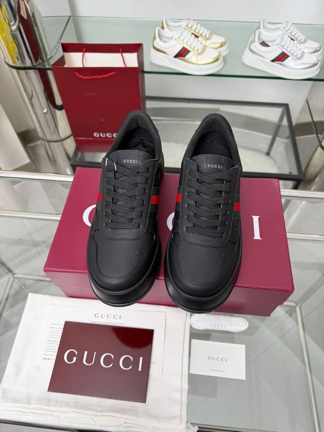 1097-1 Black Factory Price (p ) This 2025 Fall/Winter sneaker features a thick