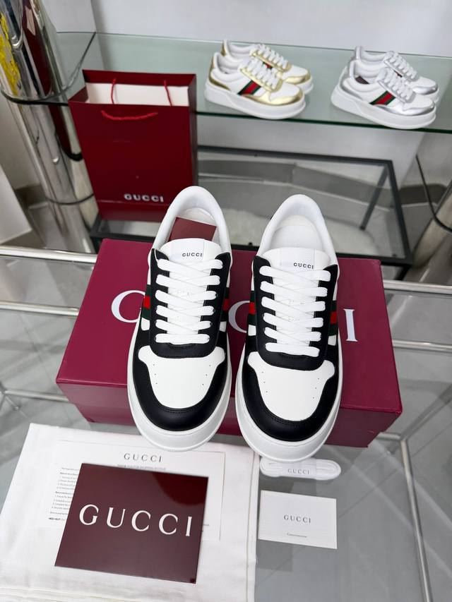 1097-1 White/Black Factory Price p This 2025 Fall/Winter sneaker features a thic