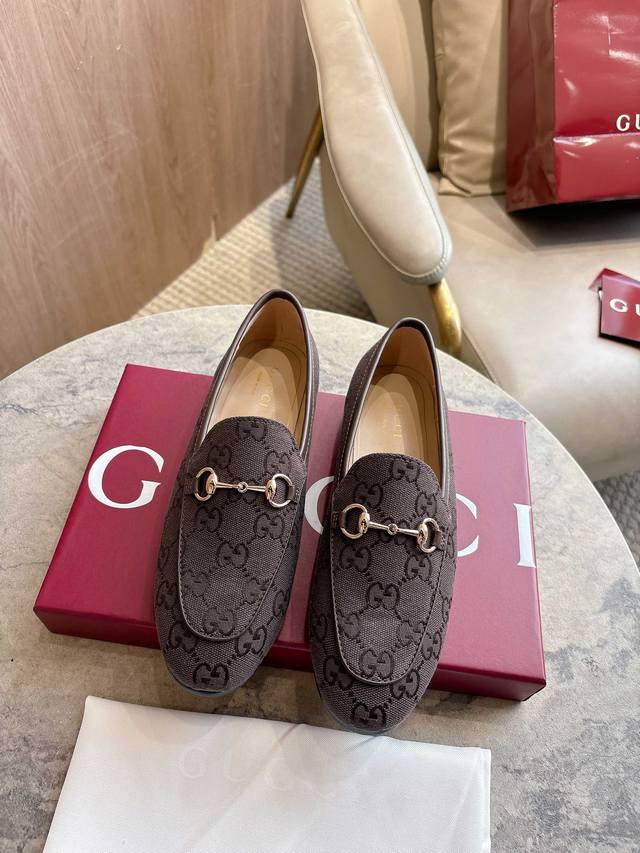 1819-1 Brown G 35-41 Since its inception, the slipper has been a signature produ