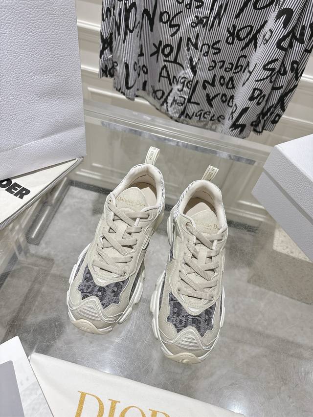 The new Dior Chrono casual sneakers/running shoes/dad shoes are absolutely gorg