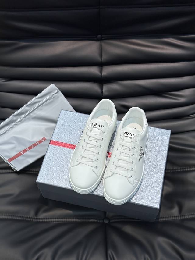 prad* Prada's new high-end men's casual sneakers. These leather sneakers feature