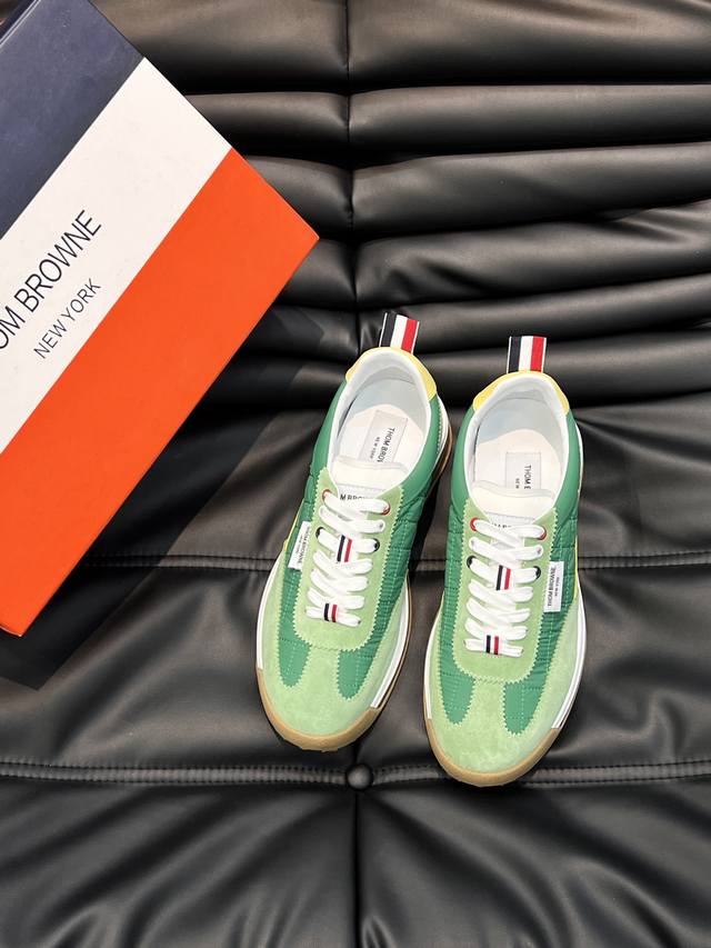 Tho* Brown* Air Cushion Casual Sneakers feature a clean, streamlined design and