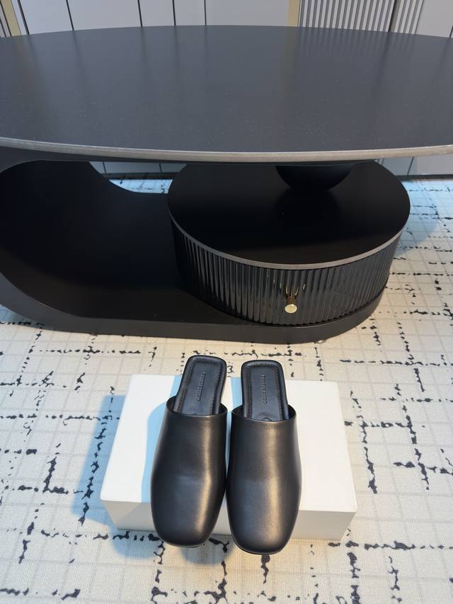 Phoebe Phil* Low-heeled mule slippers/slip-on shoes These mule slippers feature